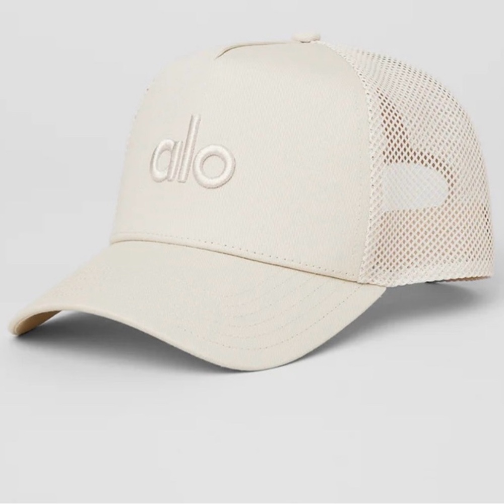 ALO Yoga Cream Trucker Hat with Embroidered Logo - Picture 2 of 3